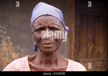 Femme âgée à l'extérieur de sa hutte dans le village d'Muzumanzi Afrique Malawi Banque D'Images