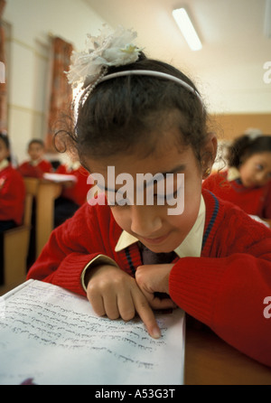 Painet ha0745 5695 Egypte girl reading abou Kir alexandria école primaire franciscaine au pays en développement, de pays moins Banque D'Images