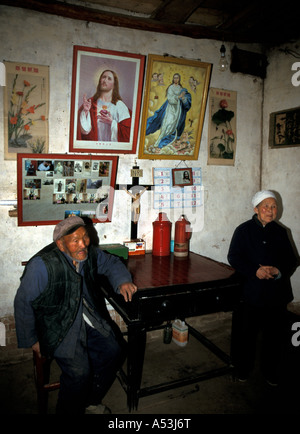 Painet ha1030 7085 couple âgé accueil chine catholiques chinois shanxi xian jialong sunshine village au pays en développement, pays Banque D'Images