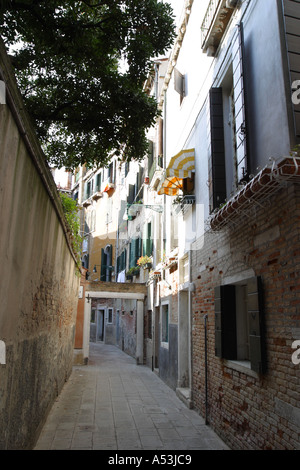 Italie Venise allée résidentielle tranquille dans le quartier de Cannaregio Banque D'Images
