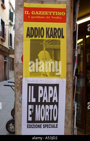 Le Pape Jean Paul II gros titre de journal affiche annonçant la mort de la 2 avril 2005 Riva Caccia Venise Italie Avril 2005 Banque D'Images