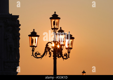 Lampost à côté du Palais des Doges à la place St Marc au lever de l'aube matin Venise Italie Banque D'Images