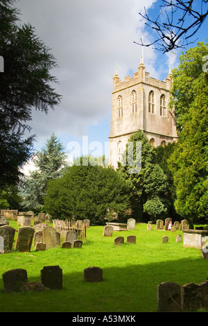 Berkeley St Marys église du village et le cimetière en été Glos Gloucestershire England UK Royaume-Uni GB Grande-bretagne Europe Banque D'Images