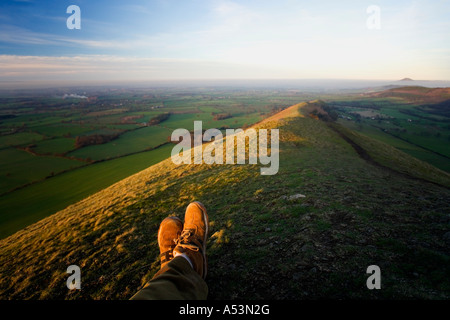 Le Shropshire plain du Lawley sur journée ensoleillée avec jambes et chaussures formateur Shropshire England UK Royaume-Uni GB Banque D'Images