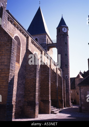 Les clochers d'église double à Buxy, au sud de Givry, Bourgogne, France Banque D'Images