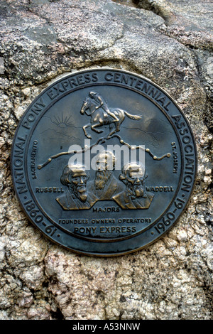 La plaque du centenaire pour célébrer le Pony Express.Situé à proximité de la tombe de Buffalo Bill Cody,Californie,USA Banque D'Images