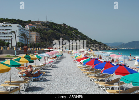 Afficher le long de la plage de galets de la ville de Rhodes, sur l'île de Rhodes en Grèce Banque D'Images