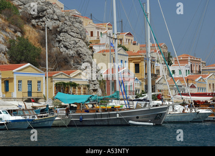 Maisons néo-classique sur la colline derrière le port Yialos à Symi Town sur l'île grecque de Symi Banque D'Images