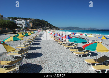 Afficher le long de la plage de galets de la ville de Rhodes, sur l'île de Rhodes en Grèce Banque D'Images