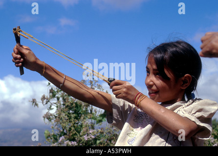 Painet ha1726 loisirs 3493 girl playing slingshot atambua Indonésie Timor occidental en pays nation économiquement Banque D'Images