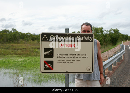 Crocodile et tourisme panneau d'avertissement dans le territoire du Nord Australie Banque D'Images