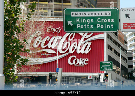 Coca cola célèbre signe par Darlinghurst Road dans la région de Kings Cross à Sydney, Australie Banque D'Images