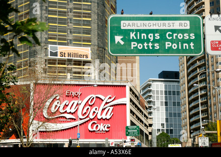 Coca cola célèbre signe par Darlinghurst Road dans la région de Kings Cross à Sydney, Australie Banque D'Images