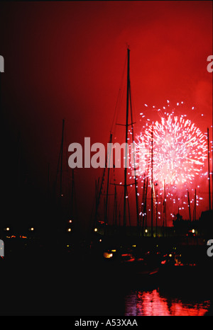 Chicago Illinois événements Quatrième de juillet d'artifice voile mâts à Monroe Harbour silhouetté Banque D'Images