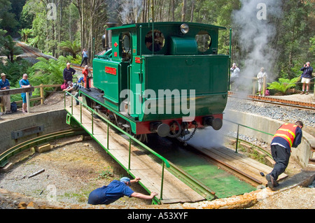 Machine à vapeur est tourné autour de sur monter sur abt railway de strahan à Queenstown en Tasmanie en Australie Banque D'Images