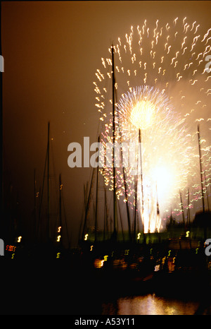 Chicago Illinois événements Quatrième de juillet artifice exploser plus de voiliers dans le port de Monroe ossature blurred motion Banque D'Images