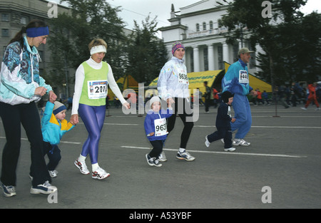 Les mères avec enfants Russie Novosibirsk marathon Banque D'Images