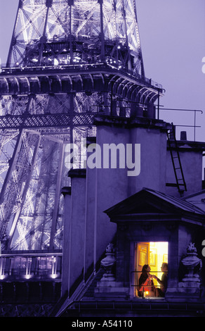 En couple avec appartement Paris Tour Eiffel derrière au crépuscule Banque D'Images