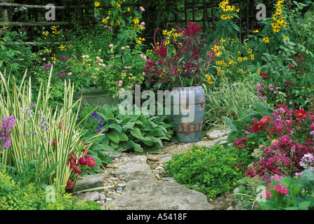 En chemin en dalles de jardin de fleurs en fleurs colorées avec pot peint coloré, Missouri USA Banque D'Images