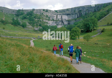 Les randonneurs en route vers le quartier Malham Cove, Craven, Yorkshire Dales National Park, North Yorkshire, Angleterre, Royaume-Uni. Banque D'Images