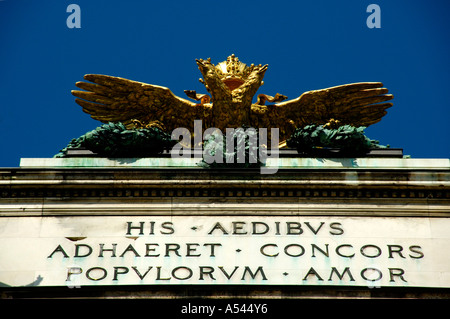 Aigle à double tête avec l'alphabet latin sur la Hofburg Vienne Autriche Neue Burg Banque D'Images