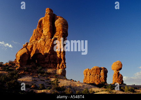 Tôt le matin à balanced rock Arches national park utah usa Banque D'Images