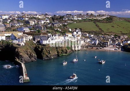 Issac port situé sur la côte atlantique du Cornwall, Angleterre. XPL 4753-446 Banque D'Images