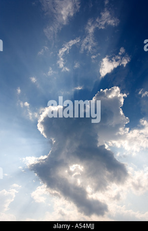 Soleil brillant derrière des nuages sombres , Finlande Banque D'Images