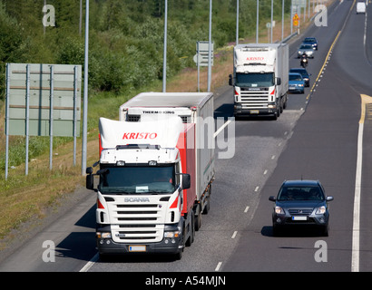 Deux camions roulant sur l'autoroute , Finlande Banque D'Images