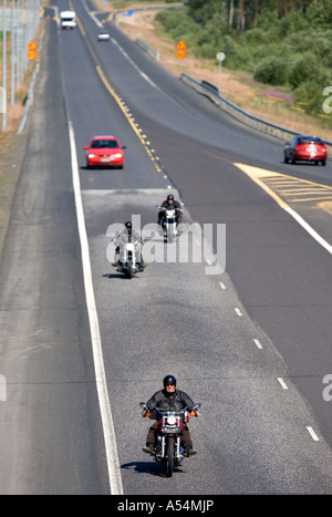 Trois motocyclistes équitation sur la route à l'été finlandais , Finlande Banque D'Images
