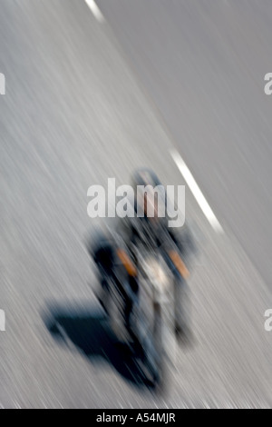 Image floue d'un motocycliste roulant rapidement sur une autoroute , Finlande Banque D'Images