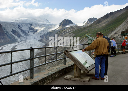 Terrasse panoramique de Franz Josefs Höhe en face de Pasterze glacier sur Carinthie Autriche Banque D'Images