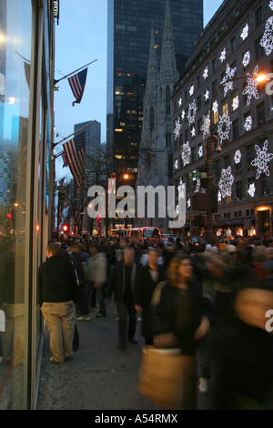 La 5ème Avenue et West 49th. L'affichage à l'flocon 2006 Saks à New York. Banque D'Images