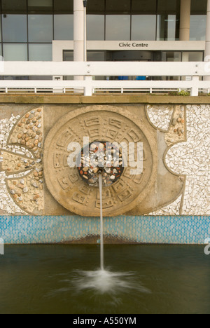 Les jardins de l'eau, Harlow. Bas-relief abstrait concret. Harlow Civic Center dans le contexte Banque D'Images