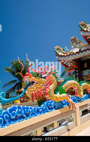 Décoration ouvragée nouvellement peint mythologique sculpté dragon serpent à tête de Naga au temple chinois de Phuket au sud de la Thaïlande Banque D'Images