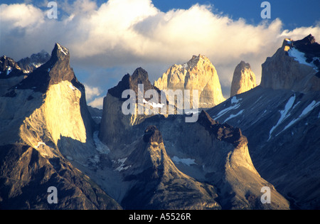 Cuernos del Paine avec les sommets Torres del Paine en arrière-plan, parc national Torres del Paine, Patagonie, Chili Banque D'Images
