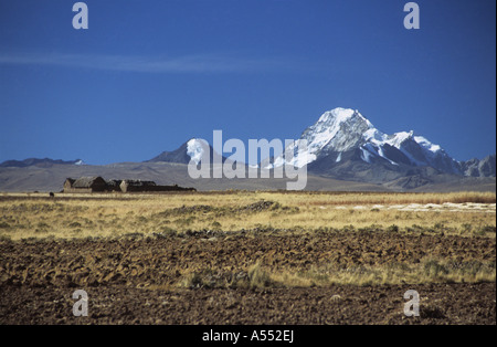 Mt Huayna Potosi et ferme sur l'altiplano près de Laja, Cordillère Real, Bolivie Banque D'Images