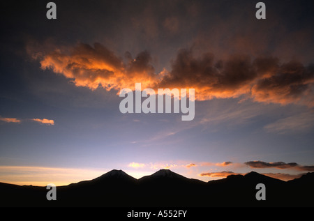 Volcans de Payachatas au coucher du soleil, vus du parc national de Sajama, Bolivie Banque D'Images