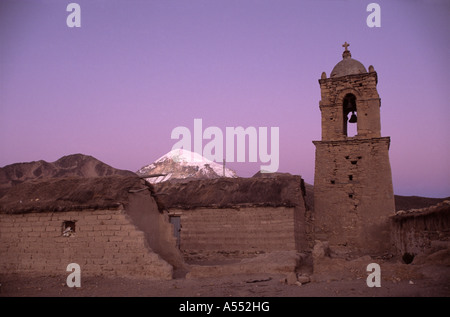 Église du village de Sajama (prise en 2005 avant la restauration) et volcan au coucher du soleil, Parc national de Sajama, Bolivie Banque D'Images