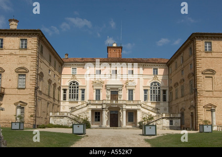 Govone dans le Roero entre Alba et Asti Piemonte Italie Piémont château baroque Banque D'Images