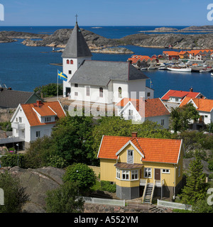 Église et village de Skärhamn sur île de Îles Tjörn sur la côte ouest de la Suède Banque D'Images