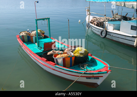 Petit bateau de pêche dans le port, Bogaz Karpaz, Chypre du Nord Banque D'Images