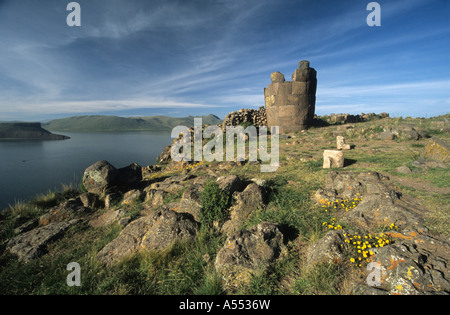 Période inca de pierre de chulpa ou tour funéraire à Sillustani, lac Umayo en arrière-plan, près de Puno, région de Puno, Pérou Banque D'Images