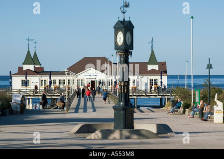 Île de Usedom Mecklenburg-Vorpommern Allemagne horloge Ahlbeck en face de la jetée de tourim Banque D'Images