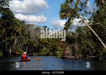 La kayakiste dans Chassahowitzka Wildlife Reserve National Wildlife Refuge Florida Gulf Coast Banque D'Images