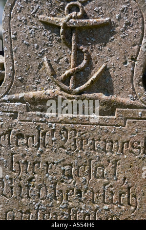 L'île de Hiddensee Mecklenburg Vorpommern Allemagne Kloster church yard grove stone d'un marin Banque D'Images