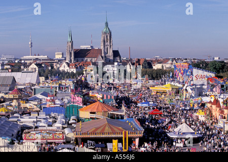 Oktoberfest en arrière-plan l'église St Paul Munich Allemagne Banque D'Images