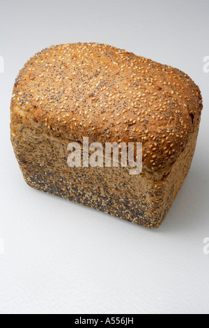 Pain complet sur fond blanc Banque D'Images