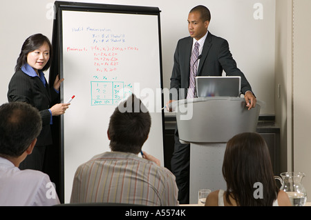 Businesspeople giving presentation Banque D'Images