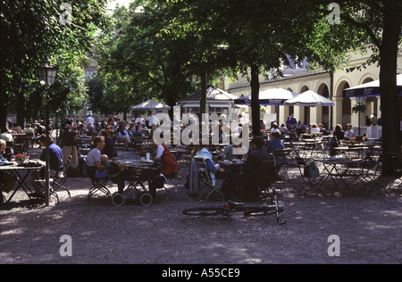 Chinesischer Turm beer garden à l'Englischer Garten Munich Banque D'Images